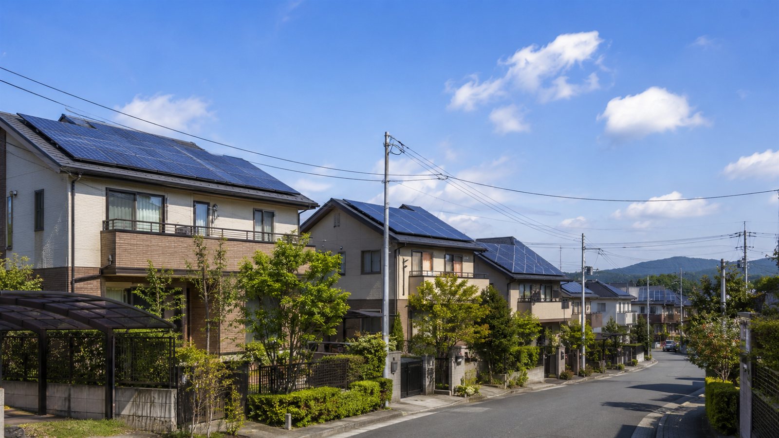 住宅街の戸建てと屋根の太陽光パネル