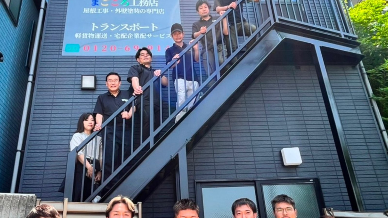 住宅の屋根で太陽光パネルの設置作業をしている2人の作業員。