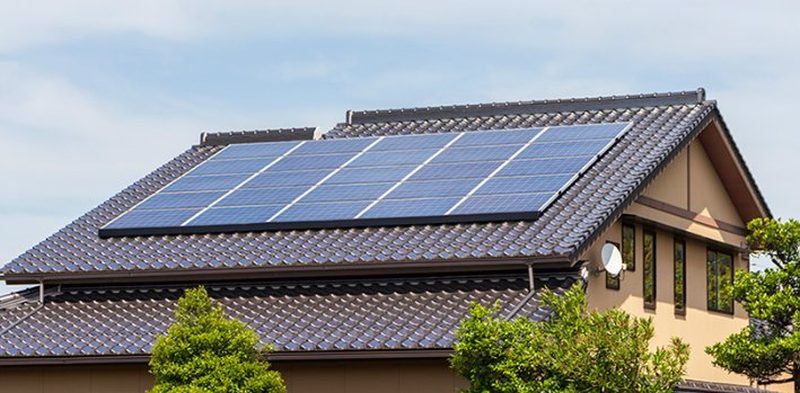 和瓦屋根に設置された太陽光パネル